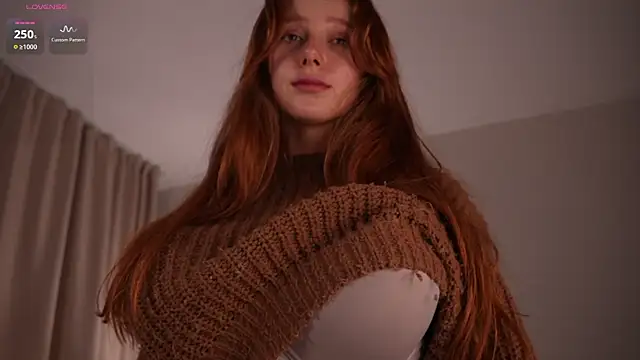 AdritVance live cam, Curvy, Red, Green, Shaven - EroticFlix