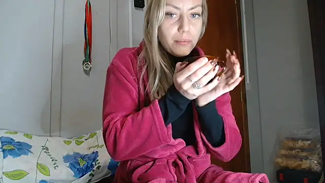Alana_sc live cam, Brazil, Average, Blonde, Blue - EroticFlix