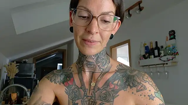 BrownieyQueen live cam, Germany, Thin, Black, Brown - EroticFlix