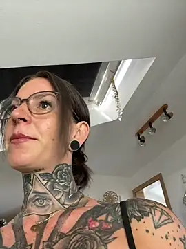 BrownieyQueen live cam, Germany, Thin, Black, Brown - EroticFlix