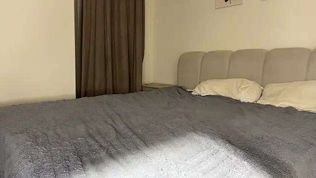 Kelly_Berry__ live cam, Thin, Brown, Blue, Shaven - EroticFlix