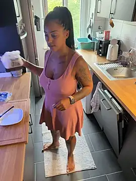SweetPetiteNoir live cam, Germany, Average, Black, Brown - EroticFlix