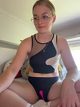 melanieTesss live cam, Germany, Average, Blonde, Brown - EroticFlix