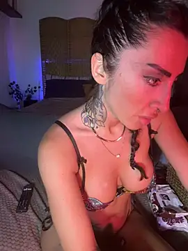 nika_fendi live cam, Italy, Athletic, Black, Green - EroticFlix