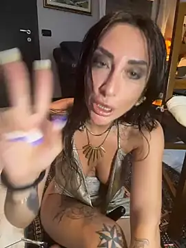 nika_fendi live cam, Italy, Athletic, Black, Green - EroticFlix